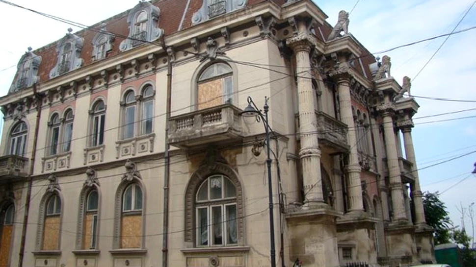 POVESTE URBANĂ: Cândva simbol al Constanţei, Casa cu lei, construită de un negustor armean în 1895, e acum ruină – FOTO
