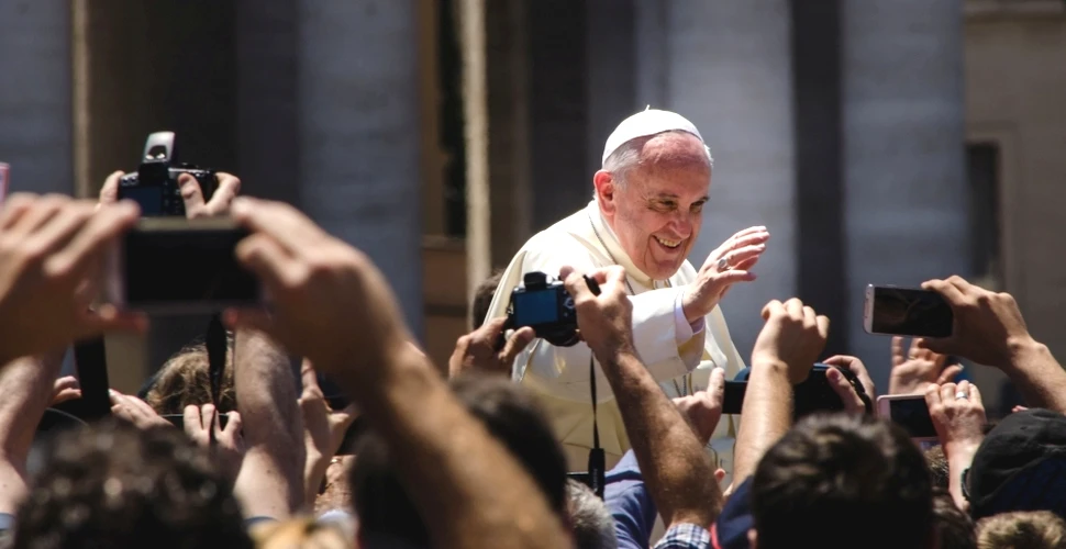 Papa Francisc ar vrea să permită preoţilor catolici să se căsătorească