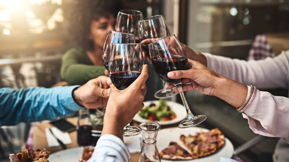 Mitul consumului moderat de alcool tocmai a fost demontat: Chiar și două băuturi pe zi pot fi mai riscante decât se credea
