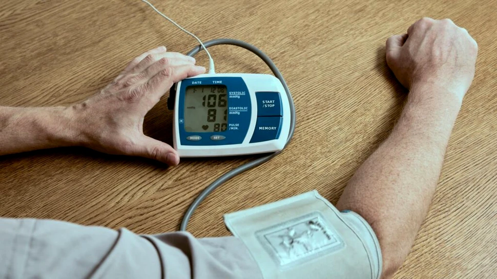 Țesătura fără baterii transformă hainele într-un tensiometru în timp real