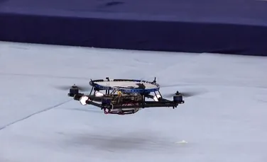 Incredibil! Vezi cum arată roboţii zburători care jonglează cu mingea! (VIDEO)
