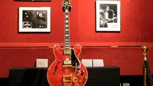 O chitară Gibson, distrusă în noaptea în care legendara trupă Oasis s-a despărțit, vândută cu 300.000 de euro