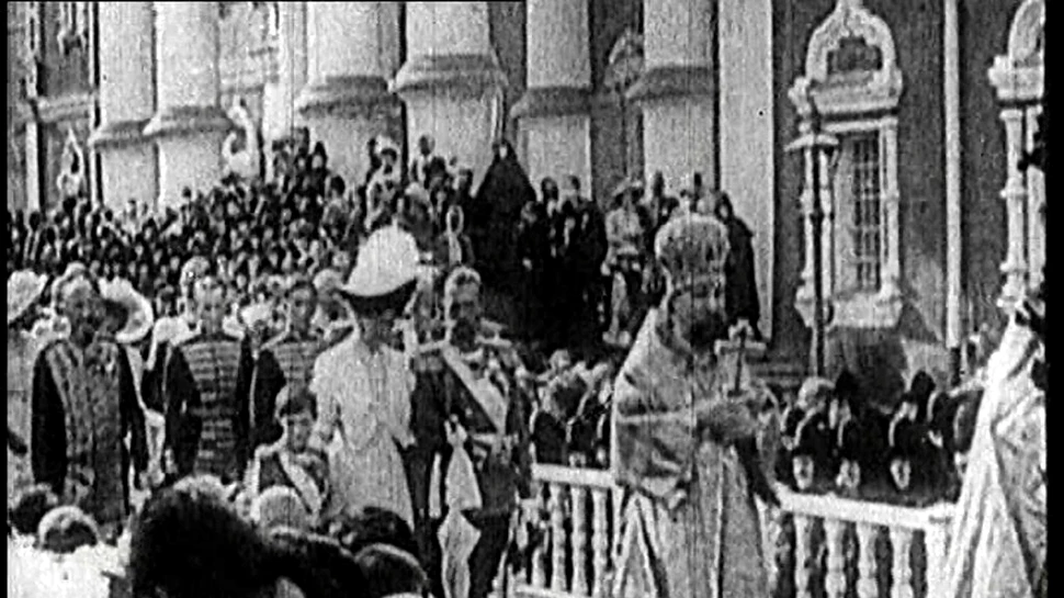 „Țarul Nicolae al II-lea, dominat de împărăteasă, care la rândul ei este dominată de un călugăr desfrânat şi pe jumătate nebun, Rasputin”