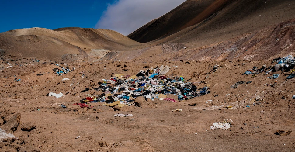 Cum a ajuns deşertul Atacama să fie sufocat de tone de haine?
