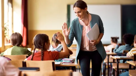 Care țări UE le oferă cei mai mulți bani profesorilor?