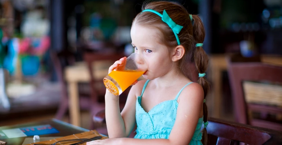 Fără suc de fructe la masă! De ce condamnă experţii obiceiul părinţilor de a da copiilor sucuri naturale?