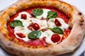 Proprietarul unui restaurant oferă pizza gratis tuturor locuitorilor dintr-un oraș