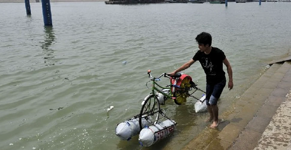 Solutie chinezeasca pentru inundatiile din Romania: bicicleta amfibie