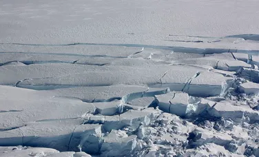 Fenomenul straniu observat în Groenlanda. O reţea uriaşă de crăpături seacă lacurile din regiune