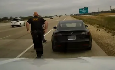 Șofer prins în timp ce dormea la volanul unei Tesla, care se deplasa cu peste 128 km/h