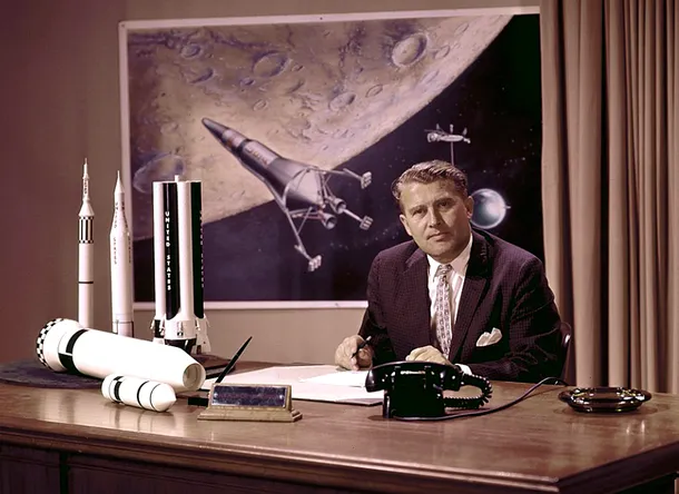Werner von Braun lucrând pentru NASA la proiectul rachetelor Saturn
