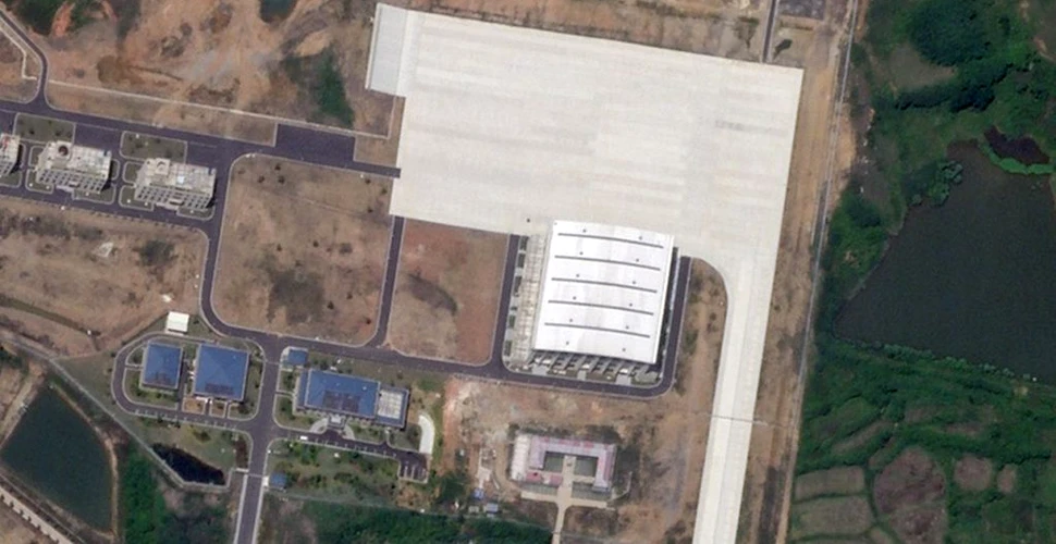 O instalație misterioasă și izolată, cu un hangar imens, a apărut la o bază aeriană din China