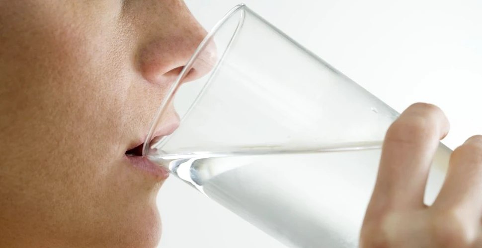 Să BEM apă când mâncăm sau NU? Ce este bine să faci