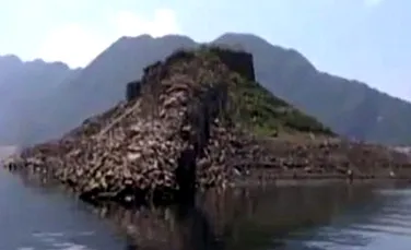 O secţiune scufundată din Marele Zid Chinezesc a apărut la suprafaţa apei după aproape 40 de ani – VIDEO