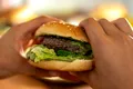 O femeie dă în judecată McDonald’s pentru că a „făcut-o” să-şi întrerupă postul