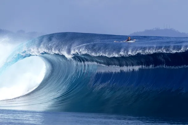 Sean Woolnough face surf în Insula Namotu, Fiji. 