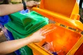 Greșelile banale care încurcă reciclarea. Ce nu trebuie aruncat în containerele pentru ambalaje