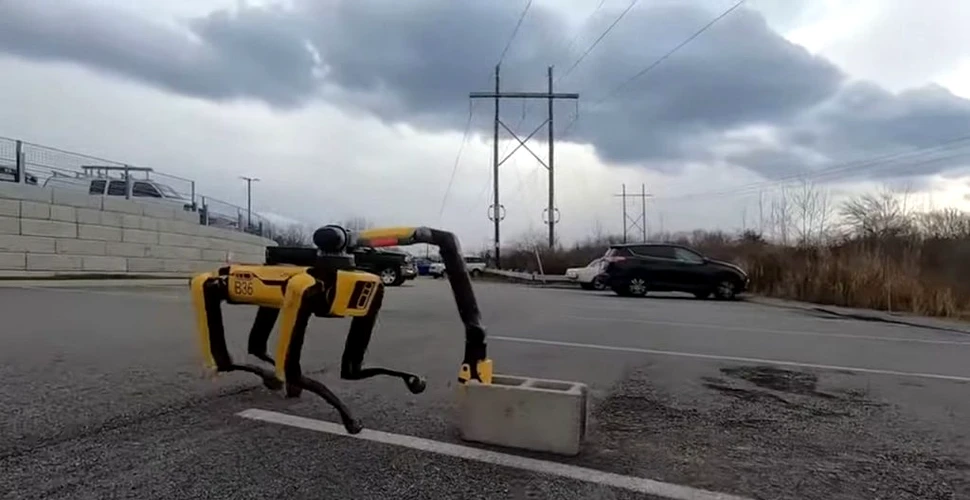 Câinele robot Spot învăță noi trucuri, fiind dotat cu un braț
