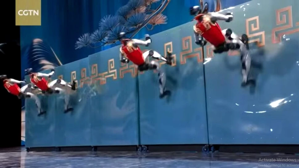 Roboții prezentați la un festival din China s-au „urcat” pe pereți și au dansat alături de copii