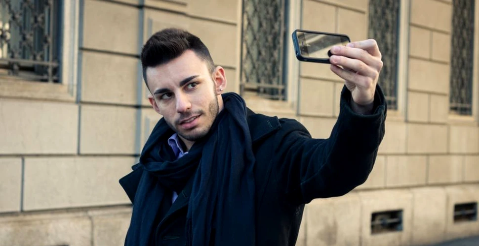Bărbaţii care publică multe selfie-uri au trăsături de personalitate similare psihopaţilor