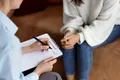 Cum poți merge la psiholog prin CNAS fără să plătești? Cine poate beneficia de servicii decontate