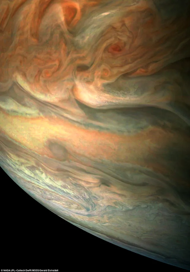 Imagini spectaculoase cu norii de pe Jupiter
