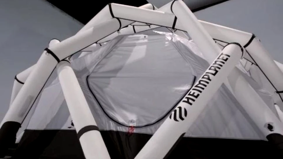 O companie germană a realizat un cort gonflabil care poate fi instalat în câteva minute şi rezistă la 180 km/h. Cât costă acesta