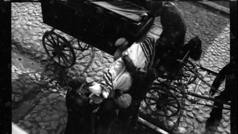 Fotografiile din timpul Holocaustului pe care naziştii nu au reuşit să le distrugă. Un fotograf evreu le-a îngropat în apropierea casei sale – Galerie Foto