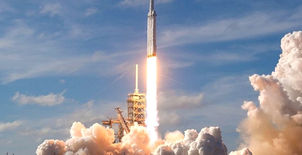 Acum ştim de ce propulsorul central al rachetei Falcon Heavy a companiei SpaceX nu a reuşit să aterizeze