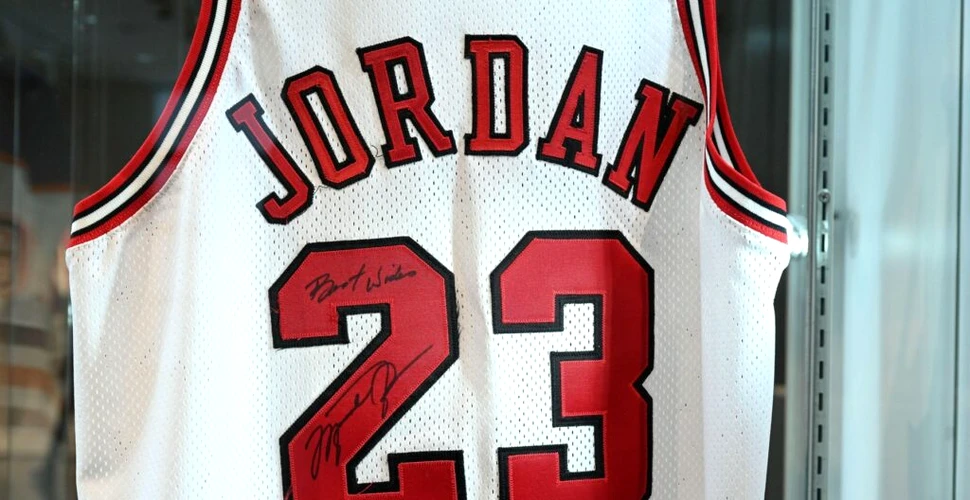 Cu cât s-a vândut la licitație tricoul olimpic al starului NBA Michael Jordan?