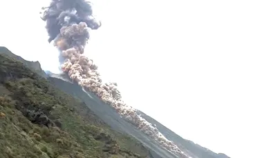 Erupția uriașă a vulcanului Stromboli a trimis cenușă în aer, la peste o sută de metri