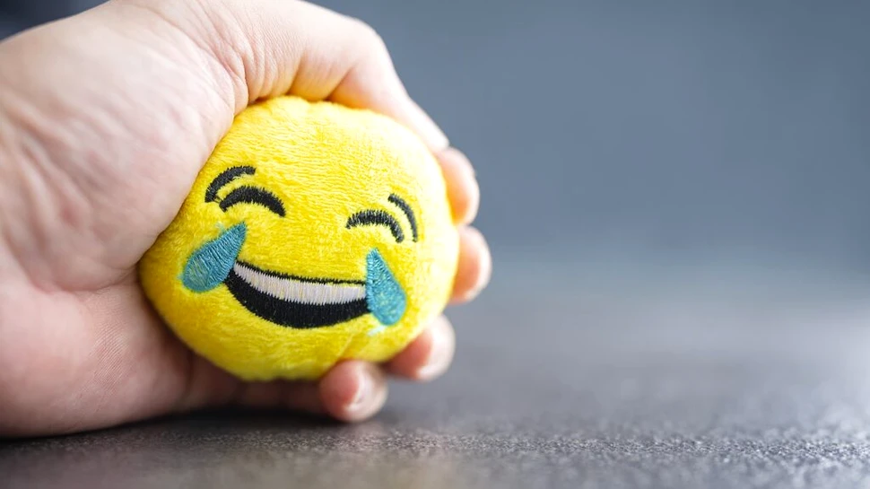 De ce ne apucă plânsul dintr-o dată? Ce se întâmplă în creier și în corp atunci când lacrimile vin fără avertisment