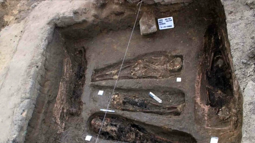 Morminte acoperite cu foițe de aur care înfățișează zeități, descoperite în Egipt