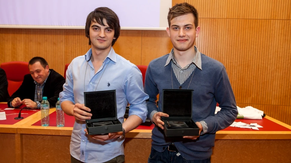 Un elev din Deva a creat ochelari cu senzori care avertizează nevăzătorii despre obstacole