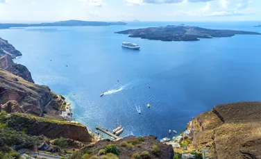 Localnicii cer o limitare a accesului în Santorini. Care este motivul?