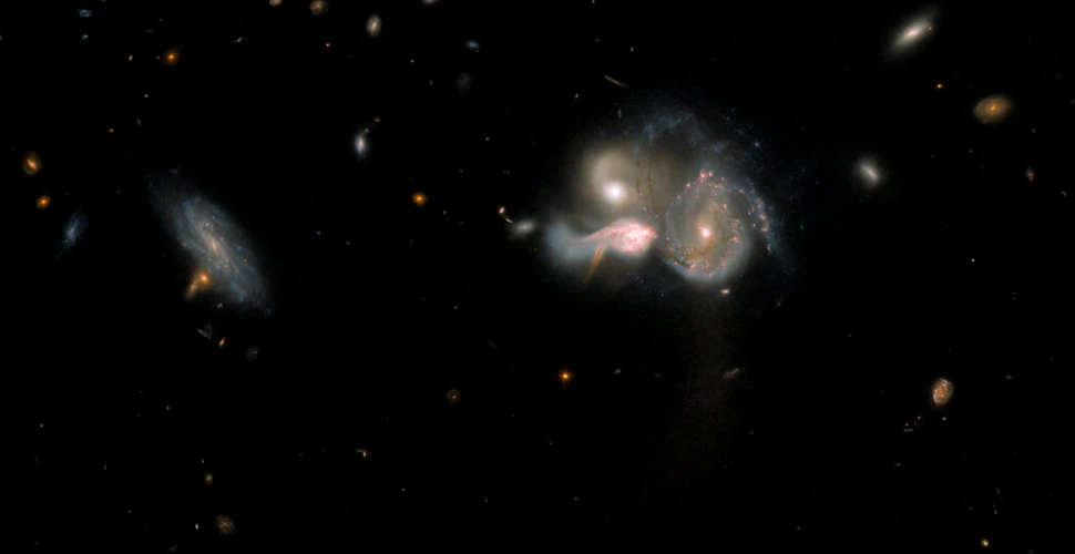 Telescopul Hubble a surprins un trio spectaculos de galaxii care fuzionează