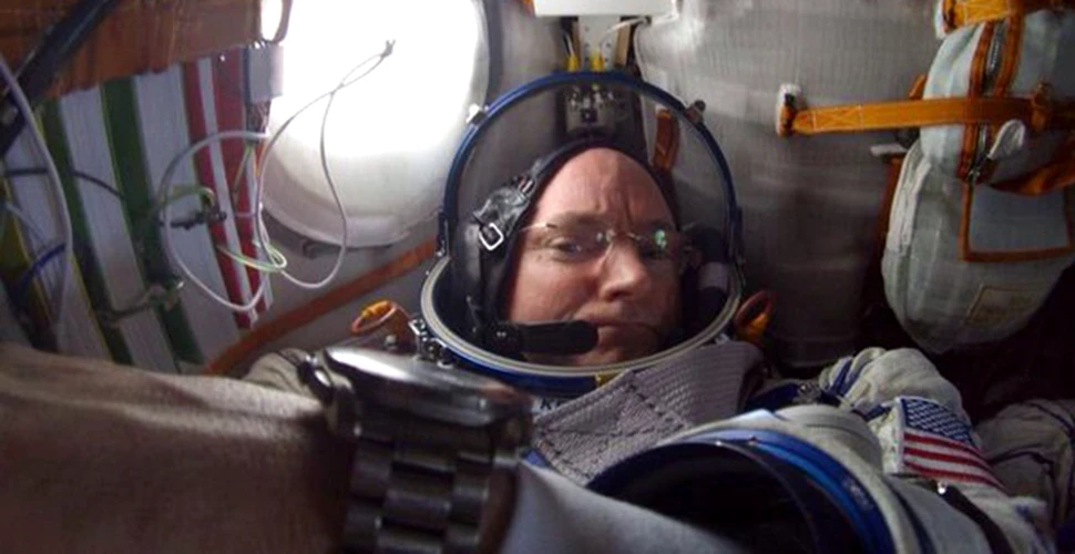Astronautul Scott Kelly încă resimte efecte devastatoare după un an petrecut în spaţiu: ”Mă simt ameţit, iar atunci când ajung într-un final în poziţie verticală durerea este îngrozitoare”