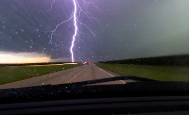 Un bărbat a scăpat cu viață după ce a fost lovit de fulger în drum spre mașină