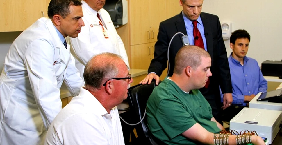 Miracolul tehnologiei. Un pacient complet paralizat şi-a mişcat mâna prin puterea gândului (VIDEO)