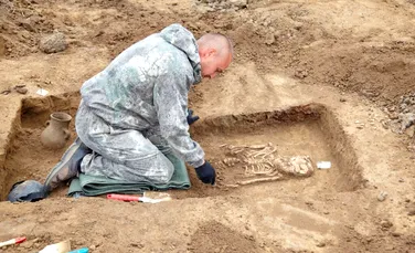 Un cuțit de fier înfipt în mormântul unei femei din Epoca Fierului, descoperit de arheologii din Suedia