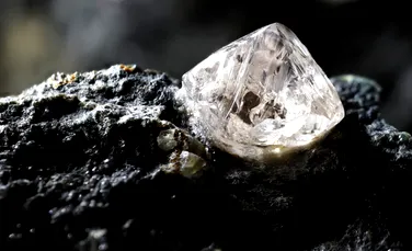 Reușită incredibilă. Oamenii de știință au creat sticla mai rezistentă decât diamantele naturale