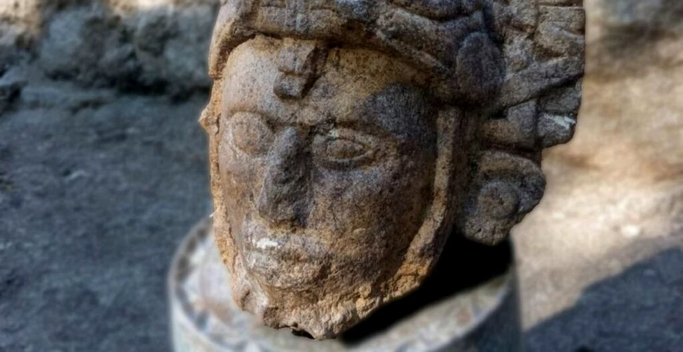 Statuia unui războinic mayaș cu coif de șarpe, descoperită la Chichén Itzá