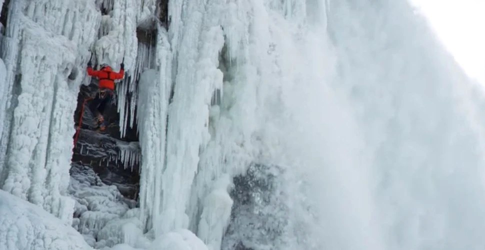 Este primul om care a reuşit asta. Cum urcă un alpinist pe cascada Niagara? (VIDEO)
