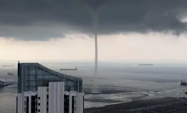Fenomen extrem! O tornadă, filmată în timp ce ”soarbe” apă aproape de un ţărm