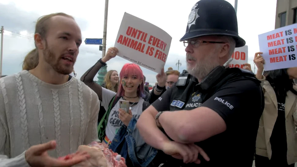 Un festival pentru vegani a fost deranjat de un bărbat care a mâncat un cap de porc în faţa vizitatorilor. Care a fost reacţia participanţilor – VIDEO