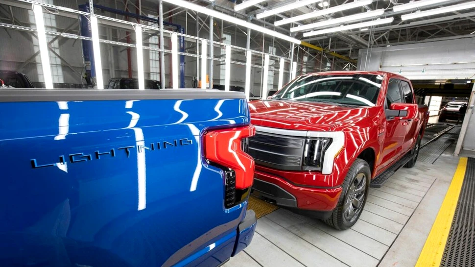 Ford F-150 Lightning ia fața camionetei Cybertruck de la Tesla. A fost livrat primul vehicul