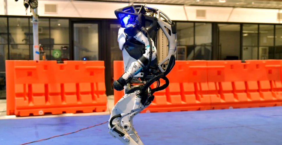 Noi imagini de la Boston Dynamics arată robotul Atlas în timp ce ajută muncitorii de pe un șantier