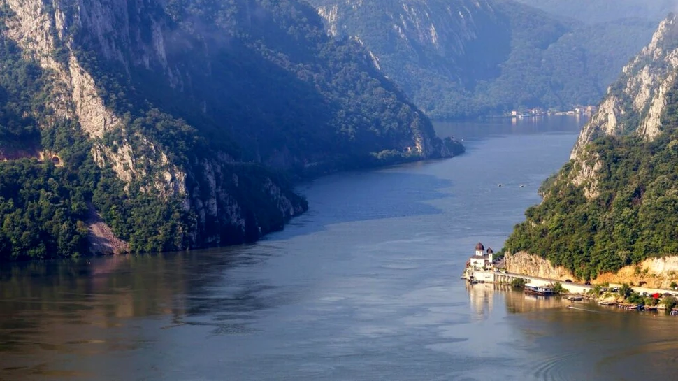 Test de cultură generală. Ce fel de graniță are România la sud?