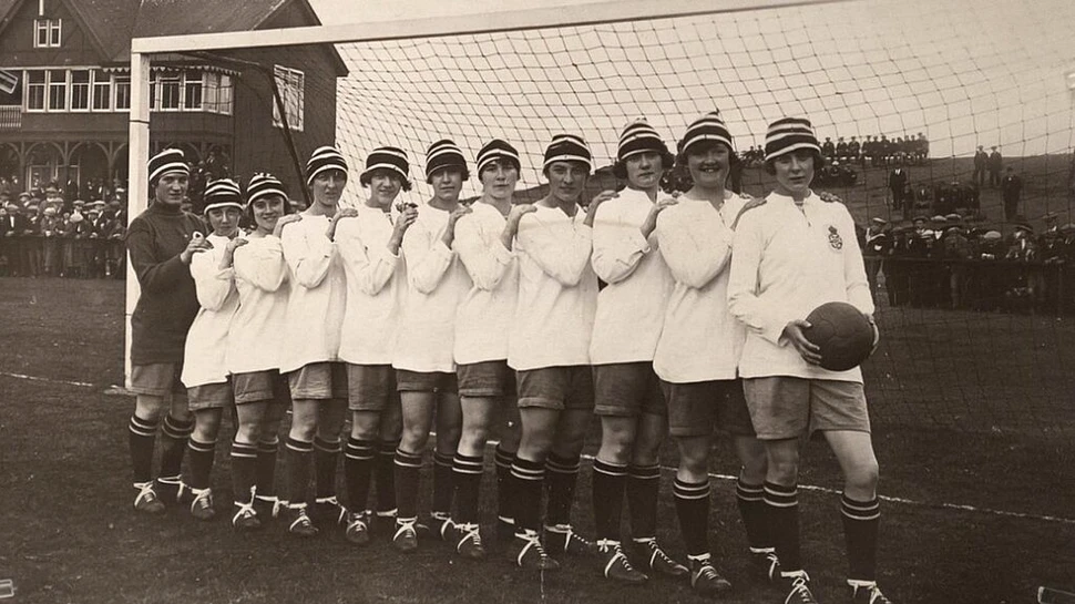 Lily Parr, cea mai bună jucătoare de fotbal din istoria Angliei. Una dintre primele jucătoare profesioniste de fotbal din lume