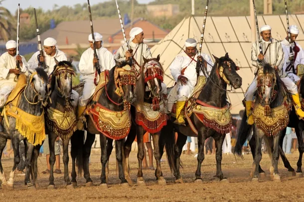 Călăreţi arabi în echipament tradiţional
